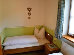 a small bed in a small room with a bed sidx sidx sidx at Schusterbauer - Chiemgau Karte in Inzell