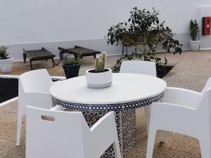 A seating area at Apartamentos Anjomacar A