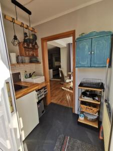 uma cozinha com armários azuis e uma bancada em 15 Vogelnest em Parchtitz