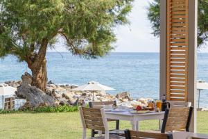 - une table avec une assiette de nourriture au-dessus d'une plage dans l'établissement Eleven Boutique Suites, à Stavromenos