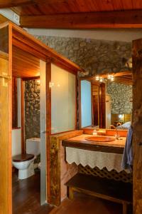 een badkamer met een wastafel en een toilet bij Suite deluxe en casa rural in Bas