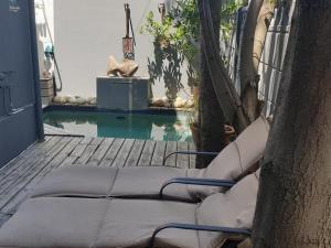 Kolam renang di atau dekat dengan 4 on Highworth Apartments and Studios