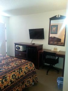 A television and/or entertainment centre at Budget Inn