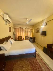 Cama o camas de una habitación en Swat Continental Hotel