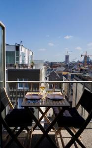 una mesa y sillas en un balcón con vistas en TheHeaven@7, en Ostende