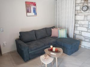A seating area at TAKIS GUESTHOUSE-Orneda-HERMOUPOLIS