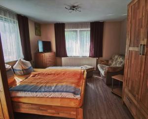 ein Schlafzimmer mit Bett und ein Wohnzimmer in der Unterkunft Ferienbungalow im Igelbau in Baabe