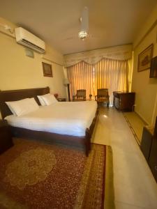 Cama o camas de una habitación en Swat Continental Hotel