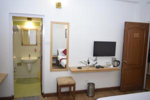 TV a/nebo společenská místnost v ubytování Altius Nest Hotel