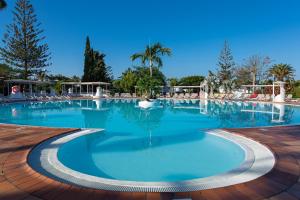 een groot zwembad met blauw water bij Bungalows Cordial Sandy Golf in Maspalomas