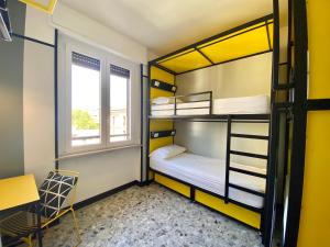 YellowSquare Milan emeletes ágyai egy szobában