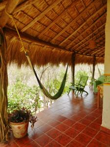 eine Veranda mit Hängematte in einem Haus in der Unterkunft Altamira Mazunte in Mazunte