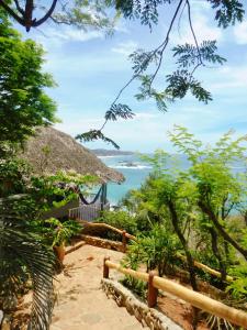 um caminho que leva a um resort com vista para o oceano em Altamira Mazunte em Mazunte