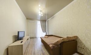 キーウにあるApartments cozy style near the metro station Livoberegna,Comfort Town.New house, Guarded gated territoryのベッドルーム(ベッド1台、テレビ付)