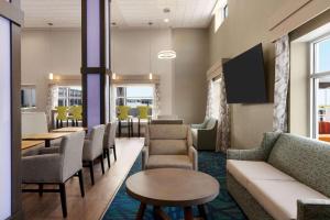 Ο χώρος του lounge ή του μπαρ στο Days Inn & Suites by Wyndham Bowling Green