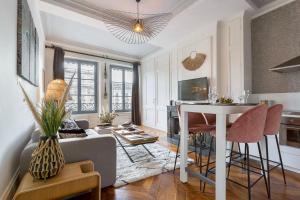 ein Wohnzimmer mit einer Couch und einem Tisch in der Unterkunft Host inn Lyon - Appartement de Luxe aux Terreaux & Jacuzzi in Lyon