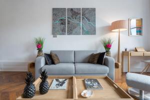 ein Wohnzimmer mit einer Couch und einem Couchtisch in der Unterkunft Host inn Lyon - Appartement de Luxe aux Terreaux & Jacuzzi in Lyon