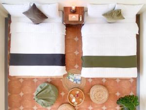 Una cama o camas en una habitación de 亀居Kameshuku 寵物友善