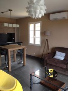 TV a/nebo společenská místnost v ubytování Erbalunga Magnifique t2 4pers