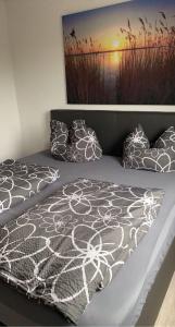 a bedroom with two beds with black and white blankets and pillows at Modernes 2 Zimmer Appartment in Göttingen