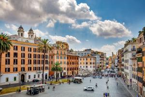 Spagna Luxury Rooms في روما: اطلاله على شارع المدينه بالمباني