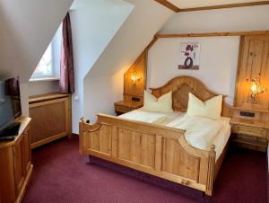 - une chambre avec un lit en bois et une fenêtre dans l'établissement Gasthof Hartl Zum Unterwirt, à Türkenfeld