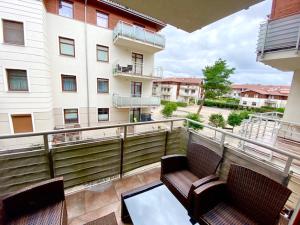 Balkon lub taras w obiekcie Brownie - Neptun Park by OneApartments