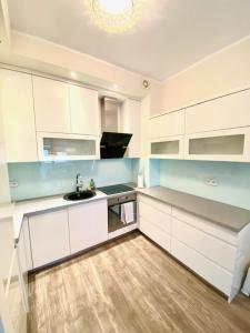 Kuchnia lub aneks kuchenny w obiekcie Brownie - Neptun Park by OneApartments