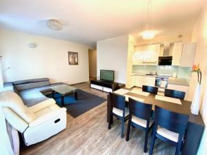 Kuchnia lub aneks kuchenny w obiekcie Brownie - Neptun Park by OneApartments