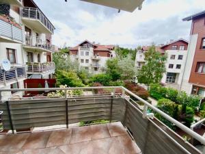 widok na balkon w mieście z budynkami w obiekcie Brownie - Neptun Park by OneApartments w Gdańsku