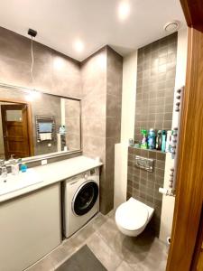łazienka z pralką w obiekcie Brownie - Neptun Park by OneApartments w Gdańsku