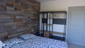 een slaapkamer met een bakstenen muur en een bed bij Villa avec piscine in Cap d'Agde