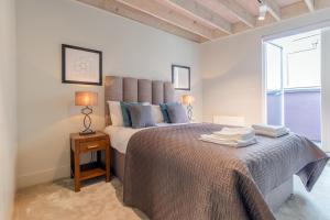 Un pat sau paturi într-o cameră la StayInn Holborn
