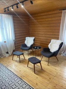Cette chambre comprend 3 chaises et une table avec des oreillers. dans l'établissement MIRA House, à Vorokhta