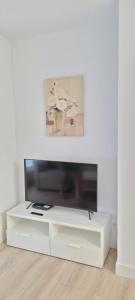 A television and/or entertainment centre at Cozy White Home in Getxo