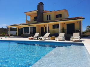 una villa con piscina di fronte a una casa di Eagle House a Sao Pedro de Tomar