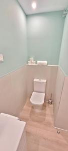 A bathroom at Cozy White Home in Getxo Még 12 kép