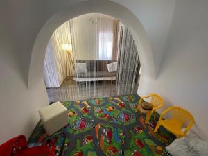 Un dormitorio con una cama con un patrón de tren. en BNCK Wellness Residence, en Sátoraljaújhely