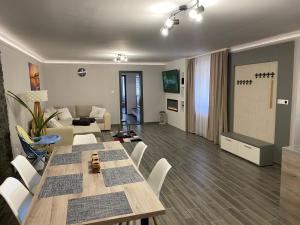 salon ze stołem i kanapą w obiekcie BNCK Wellness Residence w mieście Sátoraljaújhely
