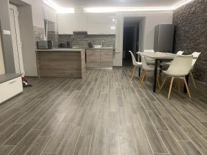 Kuchnia lub aneks kuchenny w obiekcie BNCK Wellness Residence