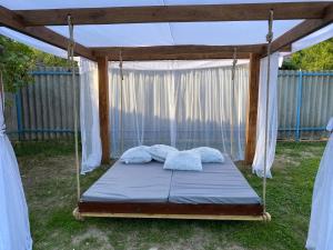 łóżko w namiocie z dwoma poduszkami w obiekcie BNCK Wellness Residence w mieście Sátoraljaújhely