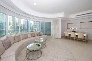 Posezení v ubytování New Arabian Trident Waterfront 3 BR plus maid
