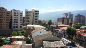 una ciudad con edificios y montañas en el fondo en HOTEL MAISON FIORI (Plaza Colon), en Cochabamba