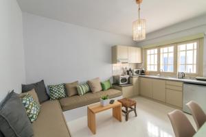 a living room with a couch and a kitchen at Campus del villaggio in Kámbos