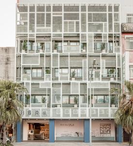 un edificio de apartamentos con fachada blanca en Traveller-Inn Day Moon Hotel, en Taitung