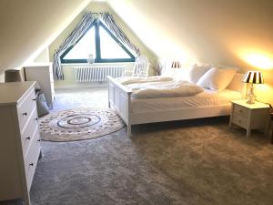 Ein Bett oder Betten in einem Zimmer der Unterkunft Schippers Butz strandnah mit Whirpool