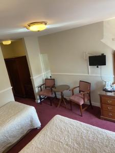 TV a/nebo společenská místnost v ubytování Monaghans Harbour Hotel