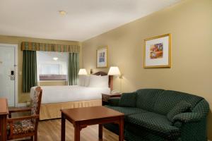 Posezení v ubytování Days Inn by Wyndham Vernon
