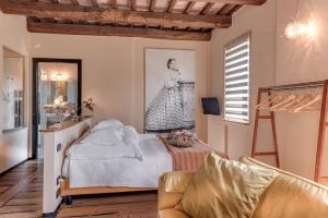 um quarto com uma cama e um sofá em Be Vedetta - Relais & Glamping - Adult Only em Scarlino