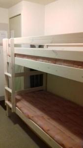 - 2 lits superposés dans une chambre avec un miroir dans l'établissement Studio St Lary proche du centre, au calme avec vue montagne, à Saint-Lary-Soulan